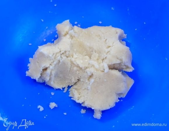 Для штрейзеля смешайте два вида муки и сахар. Добавьте кусочками сливочное масло и замесите тесто. Сделайте колбаску, заверните в пленку и отправьте в морозилку до затвердения.