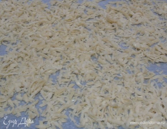 Потом натрите на крупной терке и отправьте в разогретую до 160°С духовку.