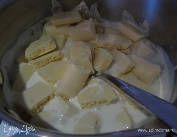 Для крема 1: сливки разогрейте до очень горячих, добавьте белый шоколад и мешайте до растворения шоколада. Всыпьте кокосовую стружку, перемешайте и отправьте в холодильник на 1 час.