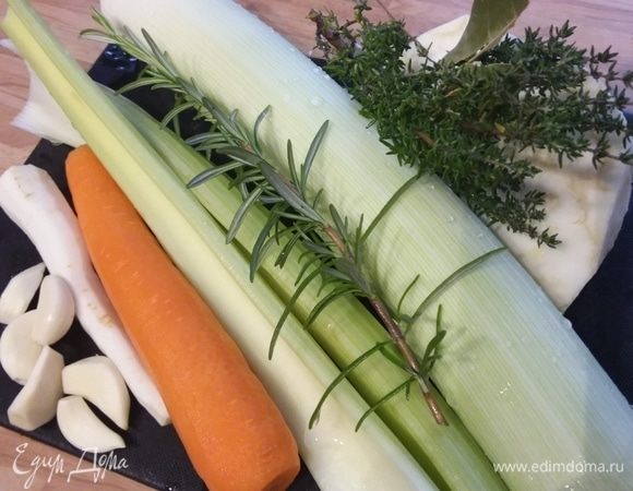 Подготовить овощи и травы. Нарезать на произвольные кусочки. 