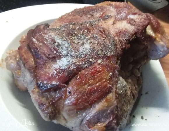 Мясо достать из формы, выложить на тарелку, посолить и поперчить. 