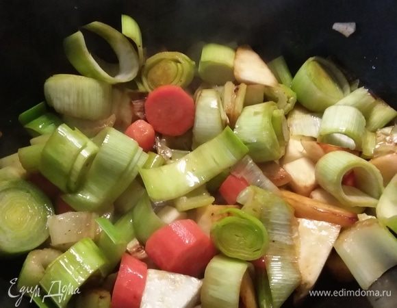 В этом же масле обжарить овощи. Влить вино. Вина не должно быть много, на дне формы. Мясо должно лежать не в вине, а на овощах. 