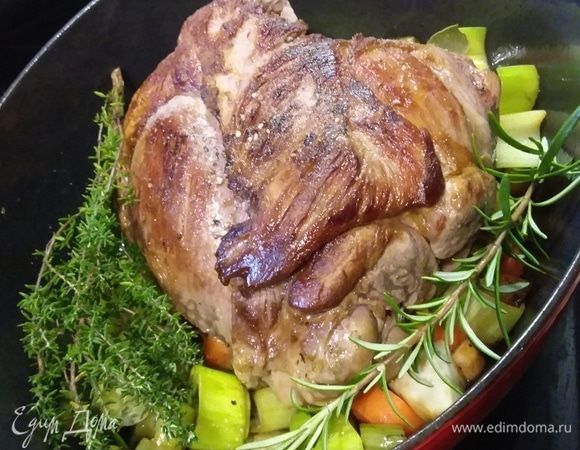 Добавить травки, закрыть крышкой и отправить в разогретую до 140°С духовку на 6 часов. Один раз за это время стоит заглянуть и по необходимости добавить вина. 