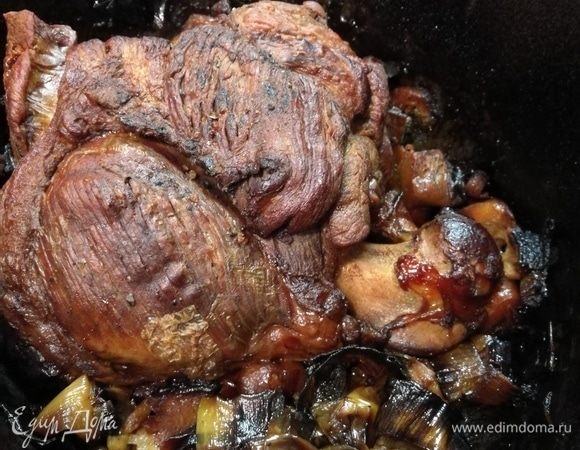 По истечении времени вынуть мясо из духовки, дать ему пол часа отдохнуть не вынимая из формы. Это необходимо для того, чтобы соки в мясе распределились равномерно.