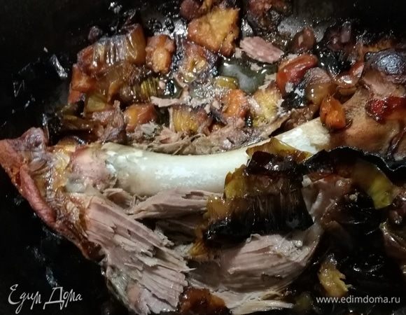 Мясо резать нет необходимости, его можно разбирать на кусочки прямо щипцами или вилкой. 