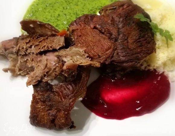 Я подавала баранину с гремолатой и клюквенным соусом. На гарнир рассыпчатый кускус. 