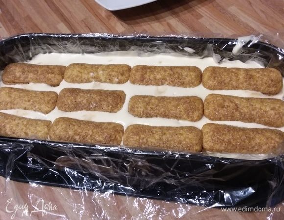 Выложить вторую часть крема и слой савоярди. Этот слой я выложила как положено. 