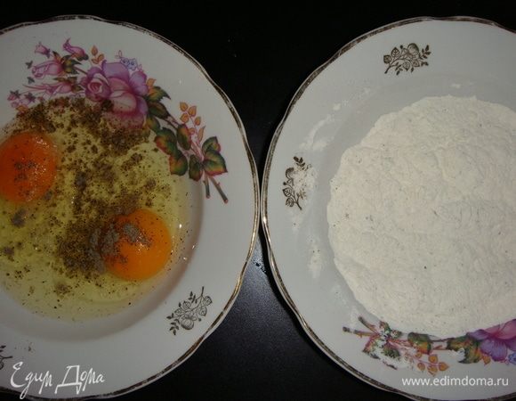 Яйца взбить с щепоткой соли и черного перца. Муку смешать с щепоткой соли и черного перца.