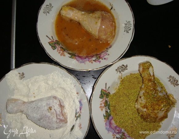 Голень сначала обвалять в муке, затем окунуть в яйце и присыпать со всех сторон фисташками.