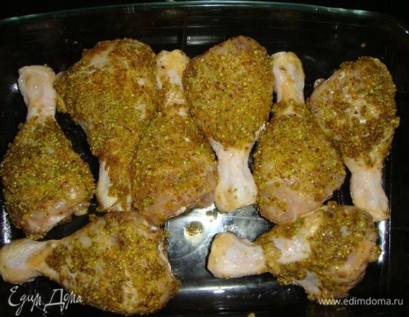 Форму для запекания смазать оливковым маслом и выложить голени. Запекать в разогретой до 180°С духовке 12 минут, затем перевернуть голени, влить куриный бульон и запекать еще 15 минут.