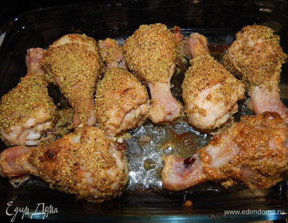 Я люблю зажаренное мясо, поэтому я увеличила температуру в духовке до 200°С и запекала голени еще 15 минут.  Вот такие румяные с хрустящей корочкой они получились.