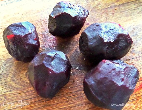 Свёклу небольшую отварить, очистить.