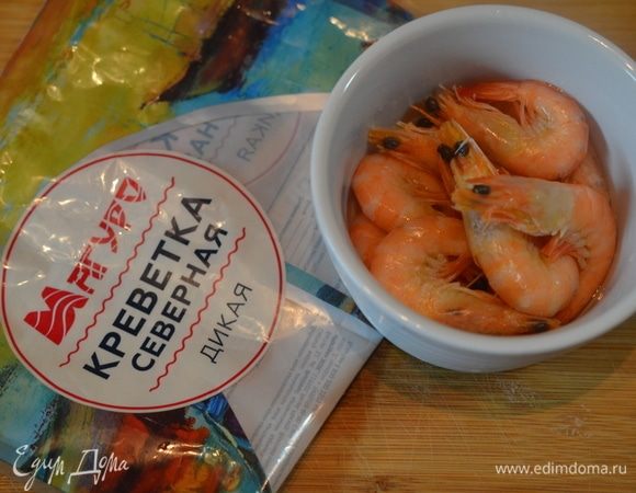 Креветки ТМ «Магуро» разморозьте, затем очистите.