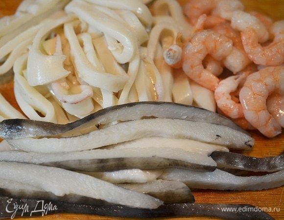 С рыбы срежьте филе и соедините с креветками и кальмарами.