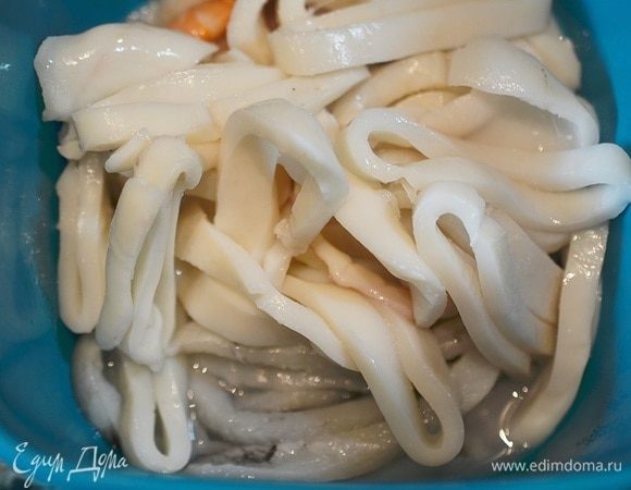 Разведите воду с сахаром и уксусом. Залейте полученным маринадом рыбу с морепродуктами и уберите в холодильник от 1 суток до 2 суток.