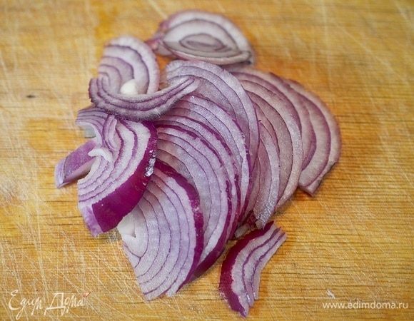 Лук почистите и нарежьте полукольцами.