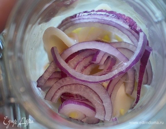 В банку или любую другую емкость первым слоем кладем кальмары, затем лук. Пересыпаем любимыми специями и перцем горошком.