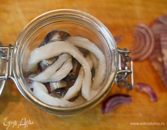 Затем слой рыбы. Затем лук, специи и перец горошком.