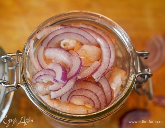 Затем кладем креветки, лук.