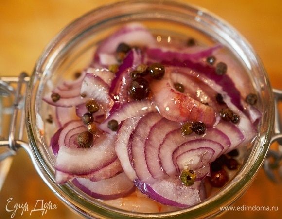 Посыпаем сверху перцем и поливаем маслом.