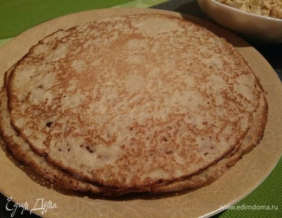 Испечь блины по вашему любимому рецепту.