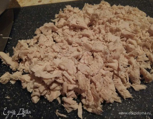 Отварить куриную грудку, остудить и мелко порезать.
