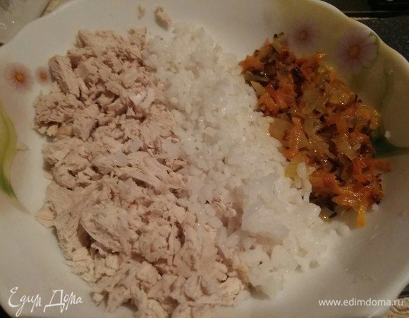 Смешать рис, куриную грудку и лук с морковью.