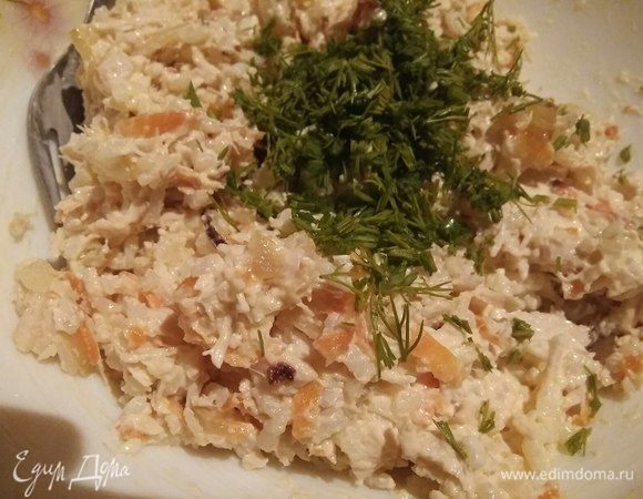 Добавить соль, майонез и зелень. Перемешать. Начинка готова. Очень вкусная и просто так.