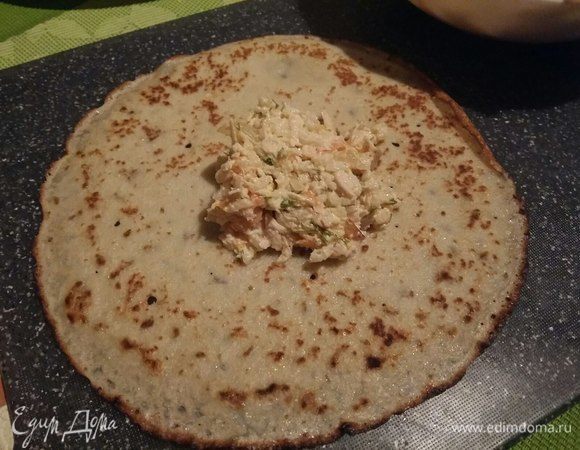 Кладем 1 ст. ложку начинки на блин, свернуть мешочком.