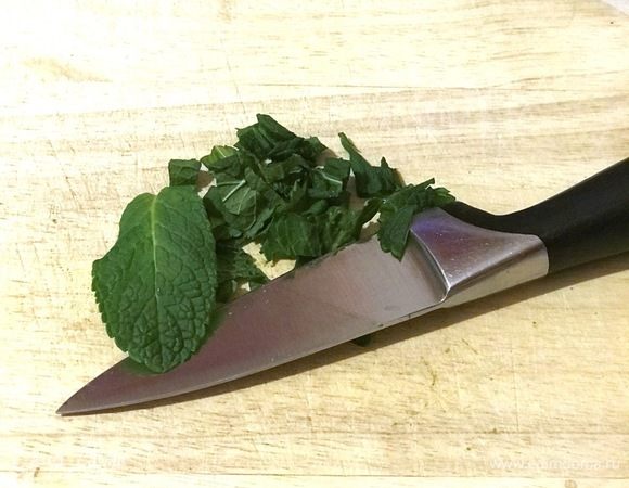 Мяту помыть, обсушить и нарезать.