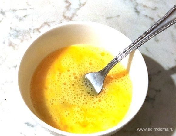 Яйца взбить, приправить солью и перцем.