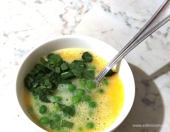 Добавить зеленый горошек, мяту и перемешать.