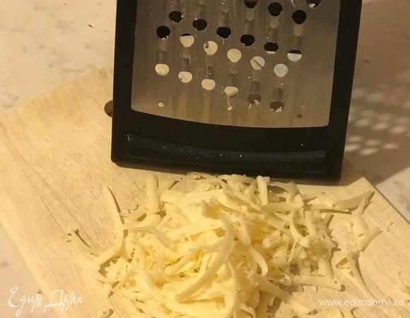 Сыр натереть на крупной терке.