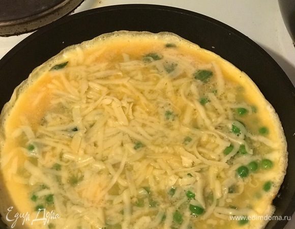 Разогреть в сковороде оливковое масло, выложить яичную массу и равномерно распределить ее. Посыпать сыром. Когда края омлета схватятся, свернуть его пополам и выложить на тарелку. Приятного аппетита!!!