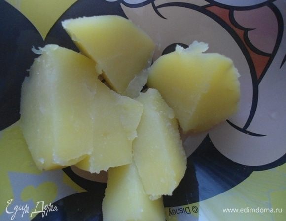 Отварной картофель почистить и добавить к курочке. Измельчить вместе