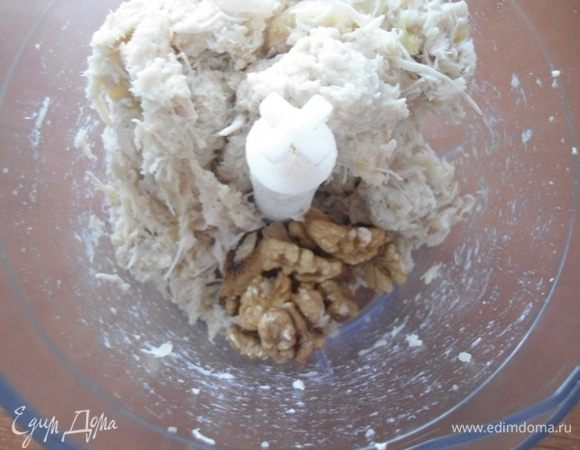 Всыпать горсть орехов и взбить еще раз.