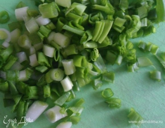 Зеленый лук вымыть и нарезать.