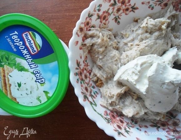 Добавить творожный сыр Hochland  и хорошо все перемешать. Охладить 20 минут.