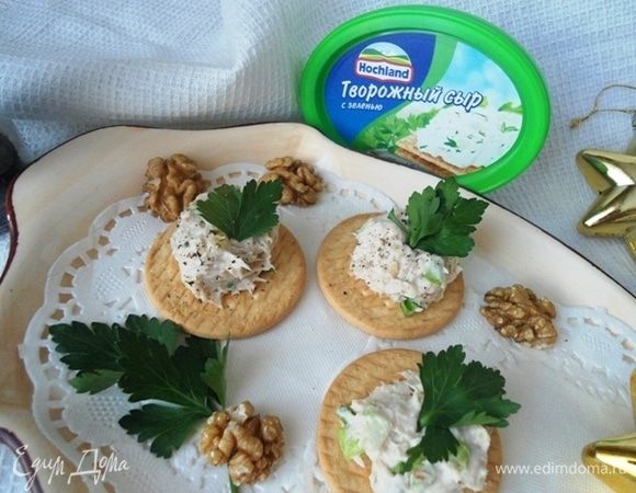 На соленые или сырные крекеры выложить закусочную пасту, украсить зеленью и присыпать свежесмолотым перцем. Приятных праздников!