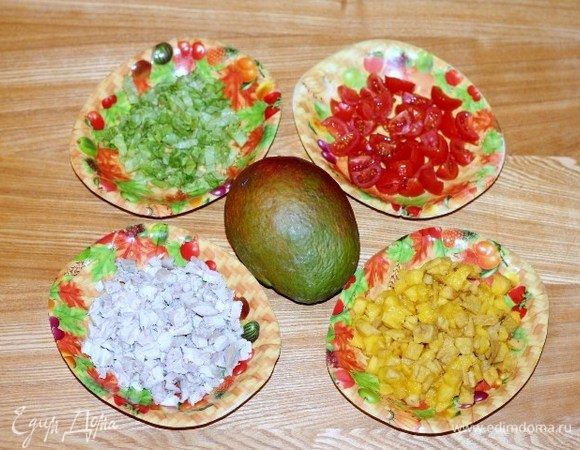 Подготовим продукты для салата. Отвариваем куриное филе в подсоленной воде, охлаждаем и нарезаем мелкими кубиками или разбираем на волокна.  Помидоры черри нарезаем дольками. Мякоть манго нарезаем кубиками. Листовой зеленый салат (можно заменить на укроп) режем тонкими полосками.
