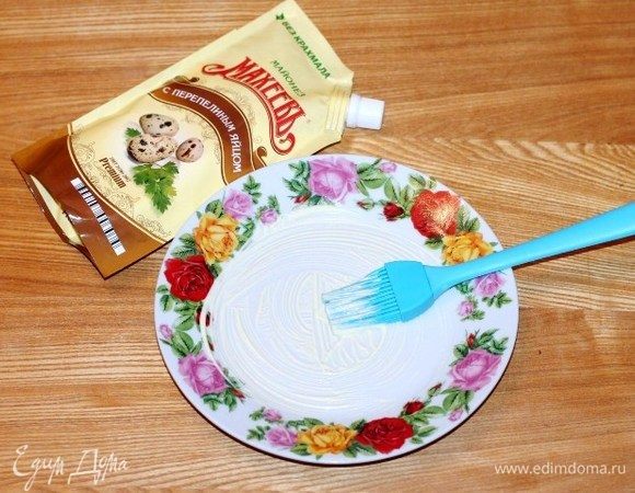 Сервировочное блюдо смазываем майонезом. 
