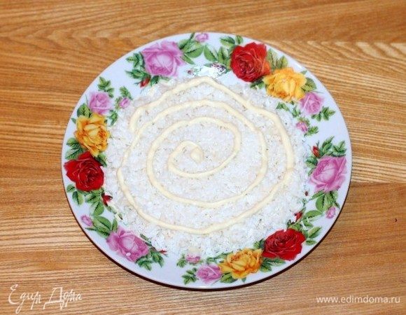 Выкладываем слоями подготовленные продукты, солим по вкусу и смазываем каждый слой майонезом с перепелиным яйцом ТМ «Махеевъ». Первый слой — яичный белок + майонез.
