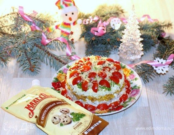 Немного «припыляем» сверху салат тертым сыром.
