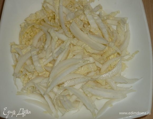 Капусту нашинковать соломкой, сложить в большой салатник.