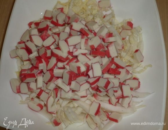 Крабовые палочки нарезать кубиками. Лучше не сильно мельчить, чтобы чувствовались в салате.
