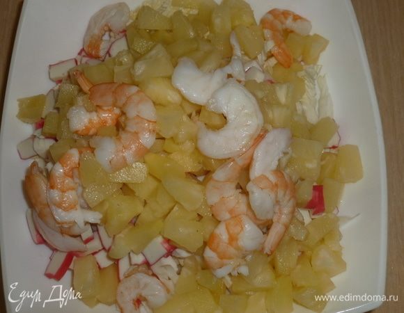 Если креветки крупные — разрезать вдоль (удалить при необходимости кишечную вену). Добавить в салатник. Приправить по вкусу солью и перцем.