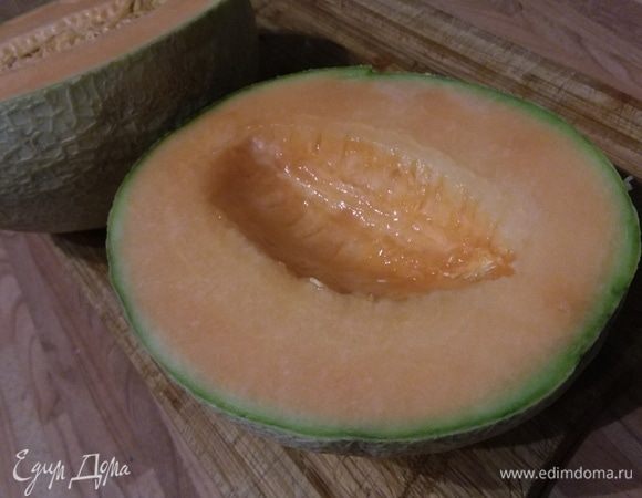 Дыню разрезать, почистить и нарезать на порционные кусочки. 