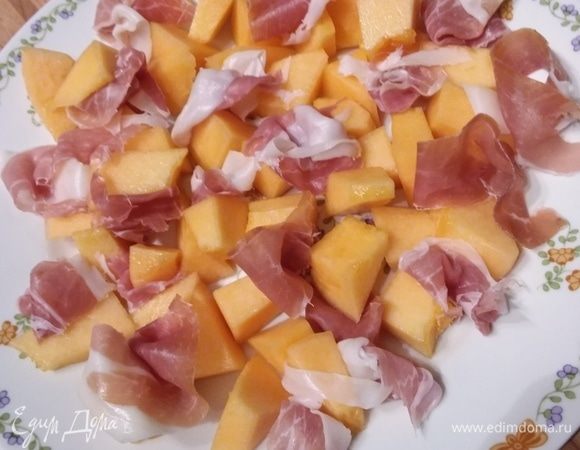 Разложить на блюдо. Руками порвать ветчину и разложить на блюдо вместе с дыней. 