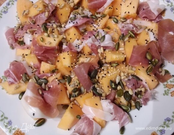 Посыпать смесью салат. 