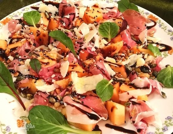 Полить бальзамическим соусом и посыпать хлопьями пармезана. 